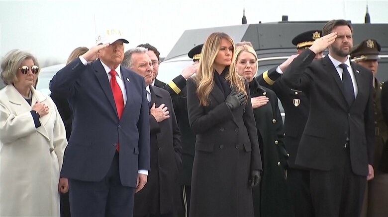 イランへの軍事作戦で亡くなった兵士に敬意を表するトランプ大統領ら（デラウェア州ドーバー空軍基地・3月7日）