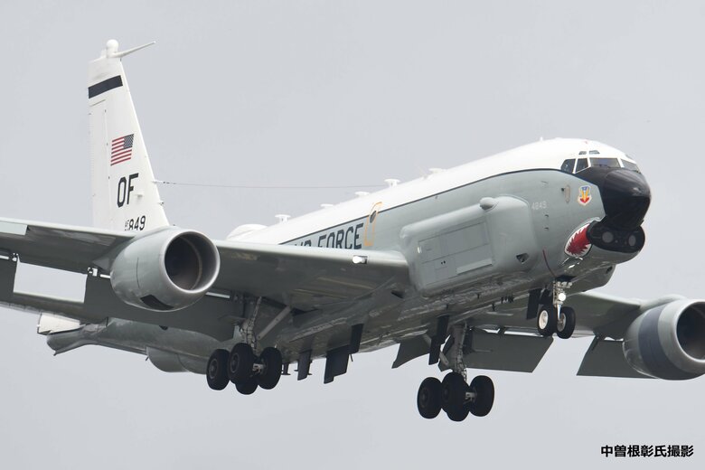 横田基地に着陸するRC-135Uコンバットセント電磁波計測偵察機
