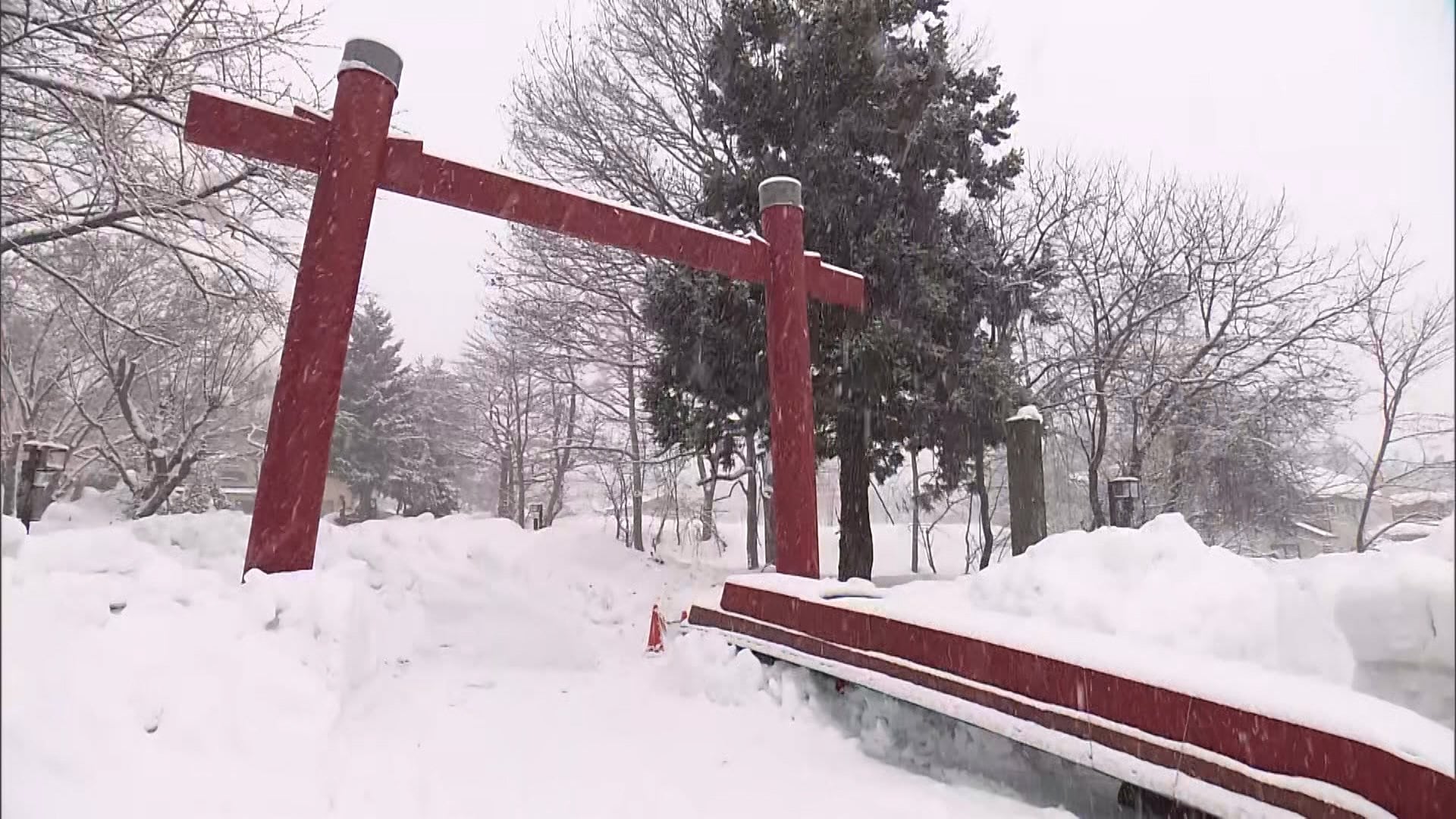 【最強寒波】3連休の週末に東京でも雪か　各地で異例の積雪…雪の重さで神社の鳥居が崩落も　気象庁が緊急会見で警戒呼び掛け