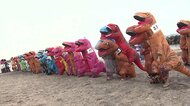 「こんなに鳥取で人が集まるのを見たことがない」240体のティラノサウルスが“二人三脚”で爆走＆爆笑レース！