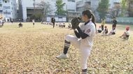 甲子園で始球式務めた女子生徒も参加…小学校で高校の女子軟式野球部員らが特別授業 ボールの投げ方教える