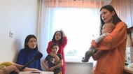 夫はウクライナで銃を手に…妻「彼らは国を守るべき」　ロシアによる侵攻で引き裂かれた家族
