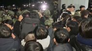 韓国・戒厳令で新たな映像…国会に突入した軍を議員が撃退　引き金は株価操作疑惑の“美貌の夫人”か