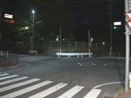 赤信号を無視した軽乗用車に驚き“バイク転倒”…ナンバー灯点けず走行し“パトカーが追跡中” そのまま逃走
