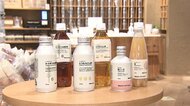 “脱ペットボトル” 全てアルミ缶 無印良品“見た目”より“再生”