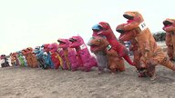 「こんなに鳥取で人が集まるのを見たことがない」240体のティラノサウルスが“二人三脚”で爆走＆爆笑レース！