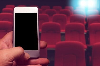 映画館でスマホは“電源オフ”ではなく“マナーモードに! コロナ感染予防ガイドラインを改訂した理由