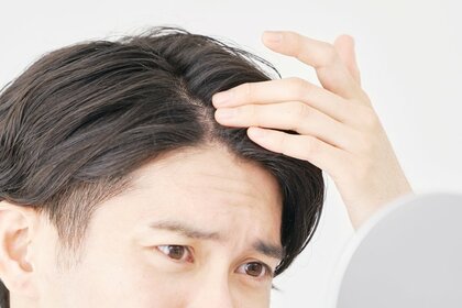 ■男性8割が抱える「頭髪・頭皮の悩み」/6割以上が頭髪ケアを実施、その理由トップ3【1.身だしなみ 2.薄毛予防 3.頭皮の健康維持】 ~ 20~60代男性941名へ「夏の頭髪・頭皮ケア」を調査 ~