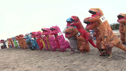 「こんなに鳥取で人が集まるのを見たことがない」240体のティラノサウルスが“二人三脚”で爆走＆爆笑レース！