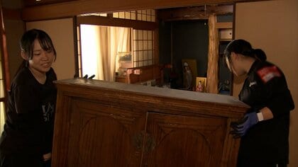 熊本地震発生から間もなく1カ月…35度を超える猛暑のなか高校生が被災住宅で片付け