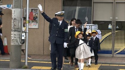 入学式終えたばかり…小1生が警視総監と一緒に横断歩道を渡り　横断歩道の正しい渡り方教わる　