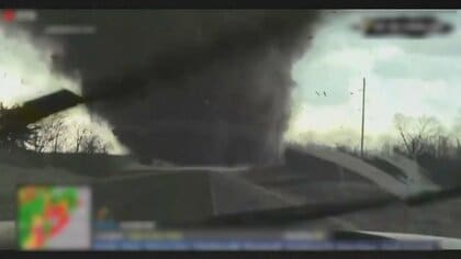 運転中、目の前に竜巻が…コンサート会場では屋根が崩壊　アメリカで被害相次ぐ