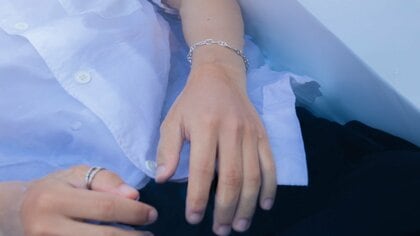 水中に落ちたら「服と靴」を脱がないで！救助まで“命をつなぐ”海や川での泳ぎ方・浮き方。服装や持ち物に注意点も