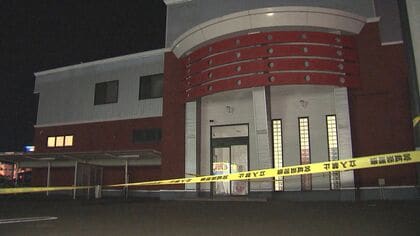 防犯カメラに「逃げる男性を追う犯人」パチンコ店で遊技中… “斧”で切りつけられ重傷 犯人いまだ逃走中【宮城発】