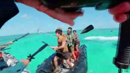 南シナ海で中国海警がフィリピン隊員を棒で殴打　中国が反論映像公開「事実をねじ曲げている」　先に攻撃加えたと主張