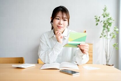 貯蓄額や収支のバランスも判断基準(画像はイメージ)