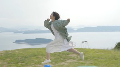 乃木坂46・掛橋沙耶香の“歌声に誘われた”猫とニッコリ 地元・岡山の