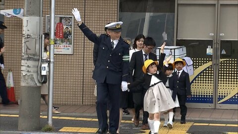 入学式終えたばかり…小1生が警視総監と一緒に横断歩道を渡り　横断歩道の正しい渡り方教わる　