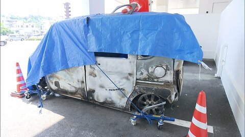 軽自動車が街路樹に衝突・炎上　車内から遺体発見 身元確認急ぐ