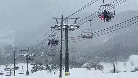 富山市のスキー場でリフトが故障し緊急停止　乗客約200人を約2時間かけて救助　原因は滑車の故障