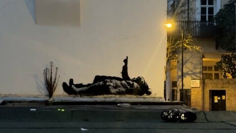 バンクシーが新作を公表　イギリス・ロンドンに子ども2人が寝転び空を見上げる壁画　子どものホームレス問題を啓発か