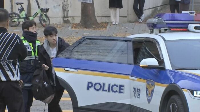 パトカーで試験会場にやってきた受験生　