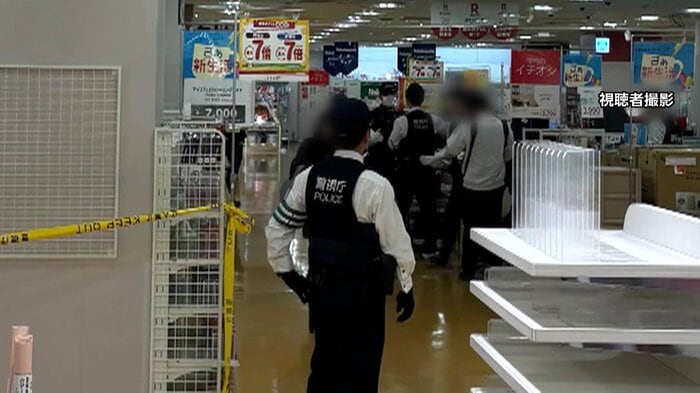 事件直後の店内の様子(13日、東京・清瀬市、視聴者提供)