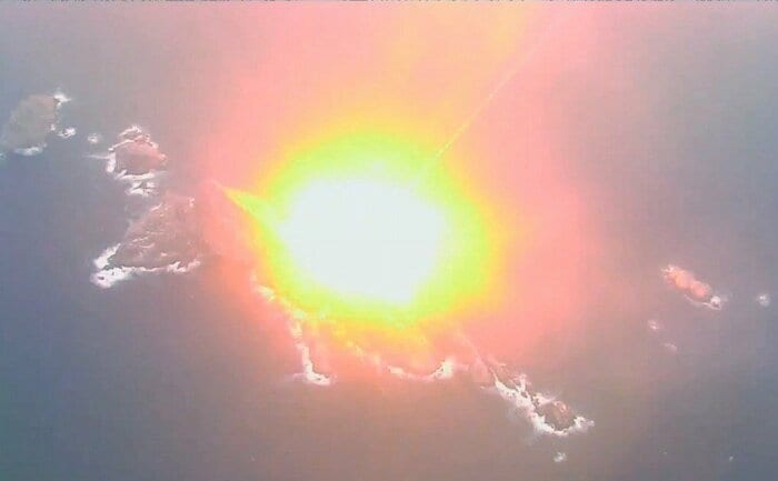 10月10日に公開されたSLBM発射写真と共に掲載されたミサイルが島に着弾する様子を捉えた写真