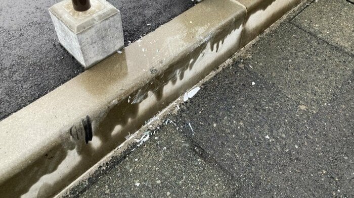 縁石にも乗り上げた跡が