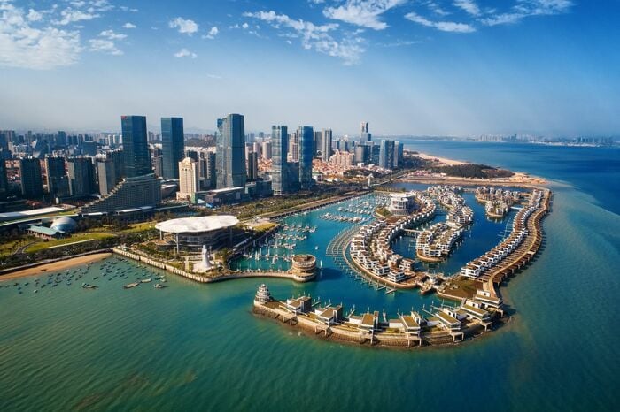 海沿いに近代的なビルが建ち並ぶアモイ市 資料