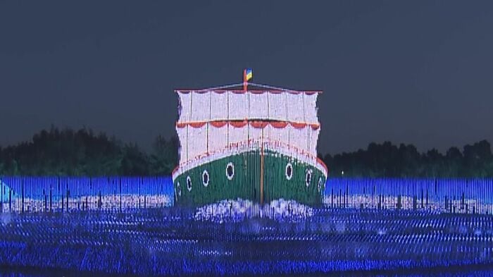 船の前方で海が波打つ様子を再現。進んでいるように見える