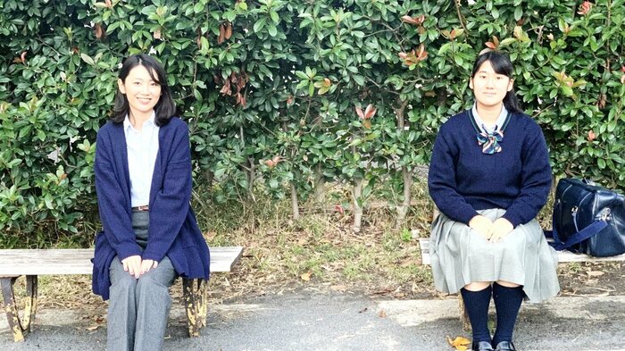 平野さんの通う高校の近所で。平野さん(右)と、筆者の新美アナウンサー(左)