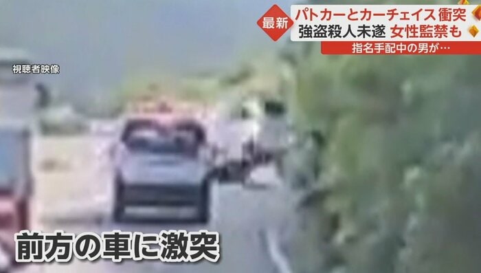 軽自動車は道路右前方に停車する車にぶつかった