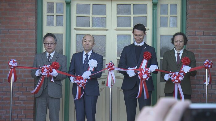 オープン記念のテープカット