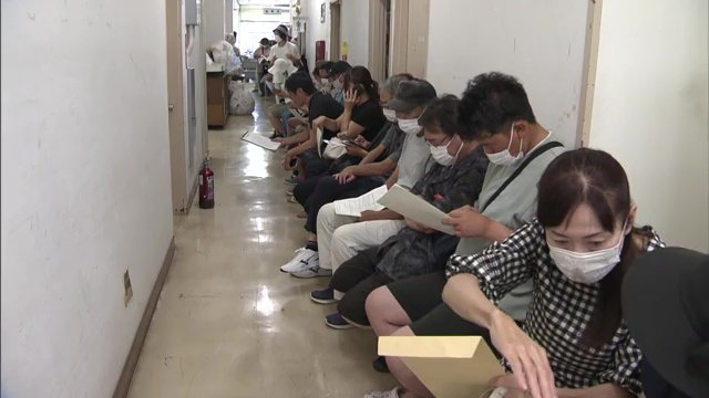 被害から3日 申請窓口が開設 多くの市民が訪れる