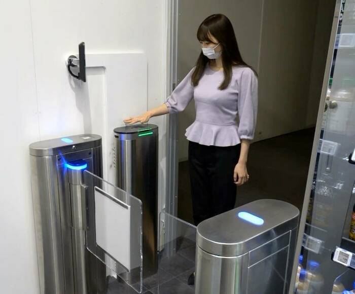 壁の端末で顔を写す 出典:富士通