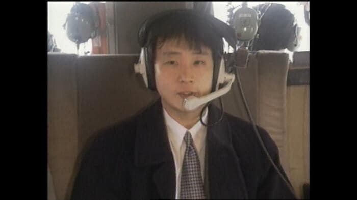 上九一色村にあるオウム真理教の教団施設を上空から取材する筆者(1995年3月)