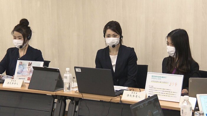 「NPO法人ピルコン」の理事長・染矢明日香氏(中央)