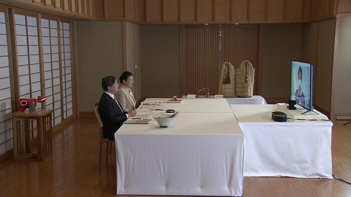 高齢者施設をオンライン訪問される両陛下(皇居・御所)