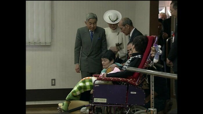 入所者と懇談される両陛下