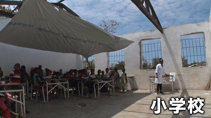 屋根が飛ばされたままの小学校