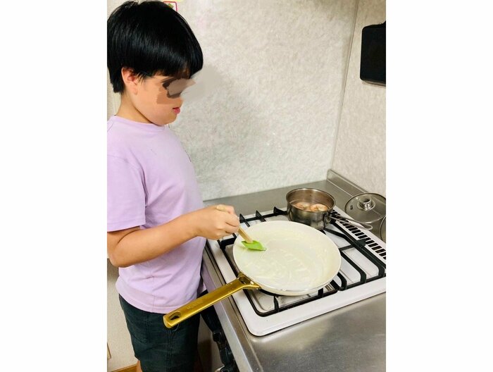 奈良時代の蘇を作るために牛乳をフライパンで煮つめている(提供:らてまるさん)