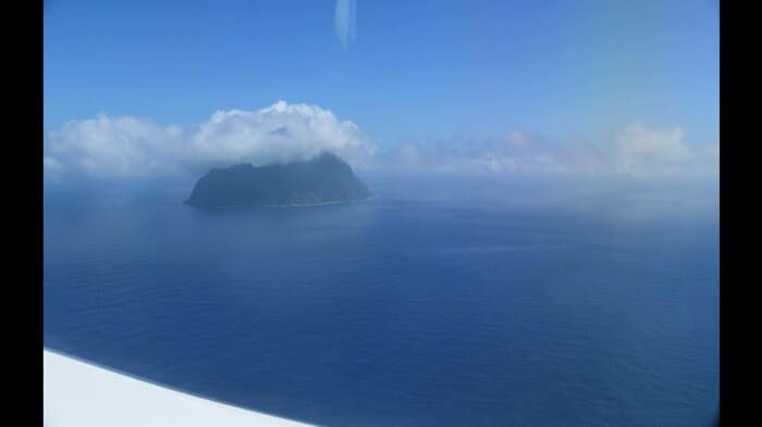 今月29日に航空機から撮影された「噴火浅根」周辺の様子(海保提供)