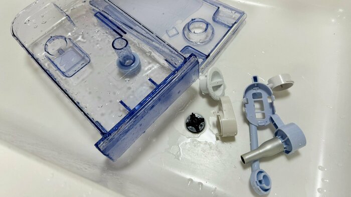 自動製氷機のパーツも洗おう(提供:せのお愛さん)