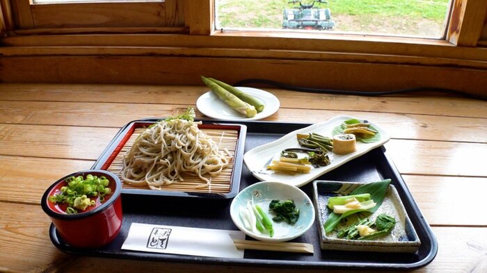 「ミレット」の山菜料理付き手打ちそば(1500円)