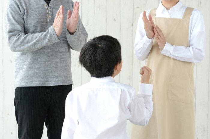 親の前だけ「いい子」でいる子どもも(画像:イメージ)