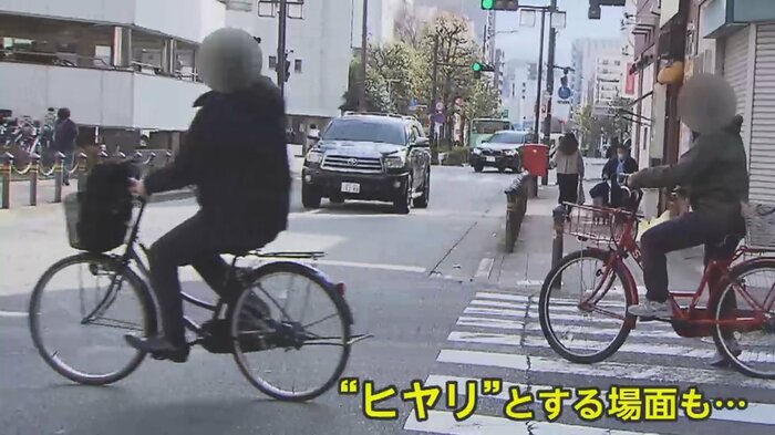 走行する車の前に自転車が飛び出す様子も
