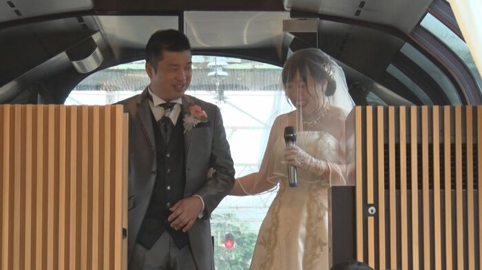列車内で結婚式(提供:えちごトキめき鉄道)