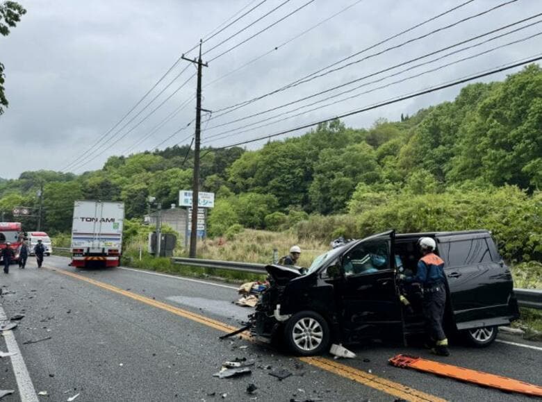 【速報】広島県三原市の国道2号 普通車と大型トラックが正面衝突 男女3人ケガ 破片散乱で通行止め｜FNNプライムオンライン