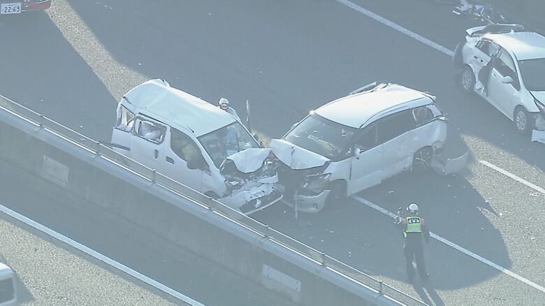 トラックの追突をきっかけに…高速道路で計6台が絡む玉突き事故 30代から60代の男女5人がケガして搬送｜FNNプライムオンライン